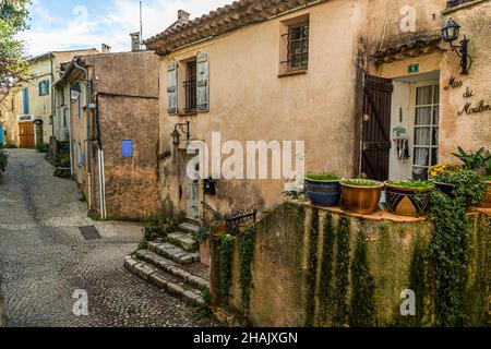 Tourtour, Frankreich. Tourtour wurde von der Vereinigung Les Plus Beaux Villages de France in die Liste der schönsten Dörfer Frankreichs aufgenommen Stockfoto