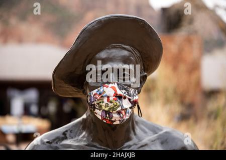 Springdale, USA: 15. Februar 2021: CCC Worker Statue mit COVID Hulk Maske im Zion Visitors Center Stockfoto