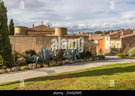 Tourtour, Frankreich. Tourtour wurde von der Vereinigung Les Plus Beaux Villages de France in die Liste der schönsten Dörfer Frankreichs aufgenommen Stockfoto