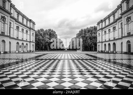 Hinterhof des Schlosses Herrenchiemsee auf der Insel Herrenchiemsee bei Regen, Chiemsee, Bayern, Deutschland Stockfoto