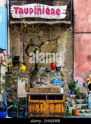 Centre-Village Tourtour, Frankreich. Tourtour wurde von der Vereinigung Les Plus Beaux Villages de France in die Liste der schönsten Dörfer Frankreichs aufgenommen Stockfoto