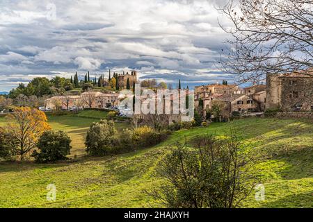 Tourtour, Frankreich. Tourtour wurde von der Vereinigung Les Plus Beaux Villages de France in die Liste der schönsten Dörfer Frankreichs aufgenommen Stockfoto