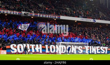 London, Großbritannien. 12th Dez 2021. Crystal Palace-Fans vor dem Premier League-Spiel zwischen Crystal Palace und Everton im Selhurst Park, London, England am 12. Dezember 2021. Foto von Andrew Aleksiejczuk/Prime Media Images. Quelle: Prime Media Images/Alamy Live News Stockfoto