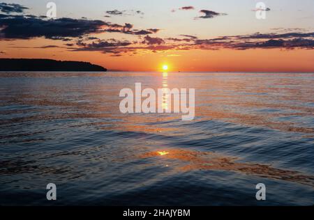 Die Sonne untergeht über dem Lake Michigan in Gills Rock, Wisconsin, auf der Halbinsel Door County. Stockfoto