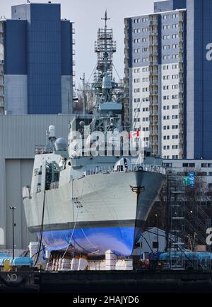 HMCS Montreal eine Fregatte der Halifax-Klasse auf dem Synchrolift-Trockendock zur Wartung im Hafen von Halifax. Halifax, Kanada. Dezember 2021 Stockfoto