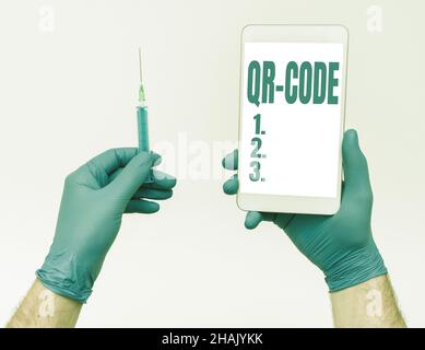 Schild mit QR-Code. Wort auf der Marke für eine Art von Matrix-Barcode Geschrieben Ein maschinenlesbarer Code Research Scientist Presenting New Medicine Stockfoto