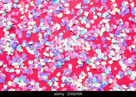 Konfetti festlichen Hintergrund. Bunte helle Papierkreise auf rosa. Dekoration für Karneval und Geburtstagsfeier. Stockfoto