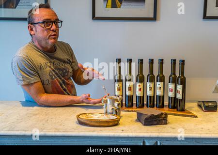 Moderne Ölmühle Chateau de Taurenne in Aups, Frankreich. Manager Yann Fernanden, stellt die Produktlinie Taurenne vor. Rund 20.000 Liter Olivenöl werden pro Jahr aus regionalen heimischen Sorten gewonnen Stockfoto