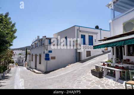 Paros Insel Lefkes Dorf Kykladen Griechenland. Traditionelle kykladische Architektur, weiß getünchte Häuser Wände blaue Türen Fenster Kopfsteinpflasterstraßen, sonnig Stockfoto