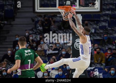 Madrid, Spanien. 12th Dez 2021. Vincent Poirier (R) während des Real Madrid-Sieges gegen Unicaja Málaga (79 - 74) in der regulären Saison der Liga Endesa (Tag 13) im Wizink Center in Madrid, Spanien, am 12. Dezember 2021. (Foto von Juan Carlos García Mate/Pacific Press/Sipa USA) Quelle: SIPA USA/Alamy Live News Stockfoto