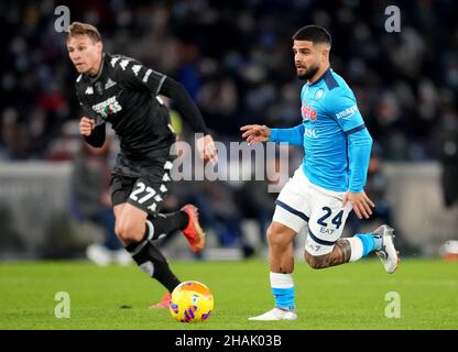 NEAPEL, ITALIEN - 12. DEZEMBER: Lorenzo Insigne vom SSC Napoli tritt mit Szymon Zurkowski vom FC Empoli während des Serie-A-Spiels zwischen SSC Napoli und dem FC Empoli im Stadio Diego Armando Maradona am 12. Dezember 2021 in Neapel, Italien, um den Ball an. (Foto nach MB-Medien) Stockfoto