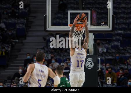 Madrid, Spanien. 12th Dez 2021. Vincent Poirier (R) während des Real Madrid-Sieges gegen Unicaja Málaga (79 - 74) in der regulären Saison der Liga Endesa (Tag 13) im Wizink Center in Madrid, Spanien, am 12. Dezember 2021. (Foto von Juan Carlos García Mate/Pacific Press/Sipa USA) Quelle: SIPA USA/Alamy Live News Stockfoto