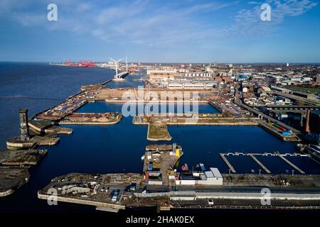 Liverpool, Merseyside, Großbritannien - Dez, 02 2021. Eine allgemeine Luftaufnahme von Liverpools denkmalgeschützter Waterfront und dem Bramley-Moore Dock im Hintergrund Stockfoto