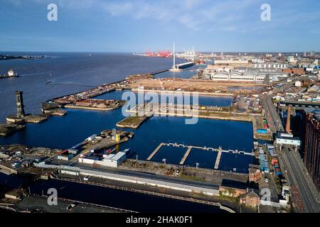 Liverpool, Merseyside, Großbritannien - Dez, 02 2021. Eine allgemeine Luftaufnahme von Liverpools denkmalgeschützter Waterfront und dem Bramley-Moore Dock im Hintergrund Stockfoto