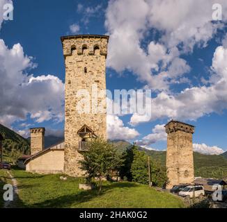 Historische Svan Türme in Mestia, Svaneti Region, Georgien Stockfoto