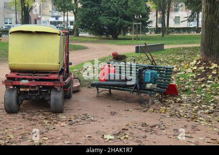 Mähgeräte und Gartenpflege Rasen auf dem Bauernhof Stockfoto