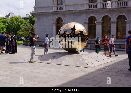 Dublin, Irland: Sphere Within Sphere (sfera con sfera) von Arnaldo Pomodoro, Berkeley Library, Trinity College Stockfoto