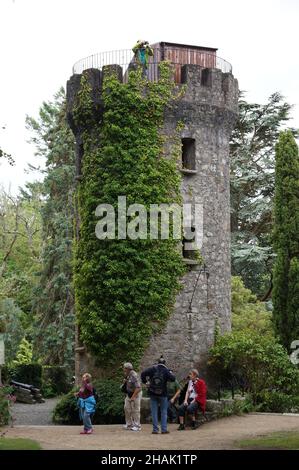 Enniskerry, Irland: Besucher des Pepperpot Tower in den Powerscourt Gardens Stockfoto