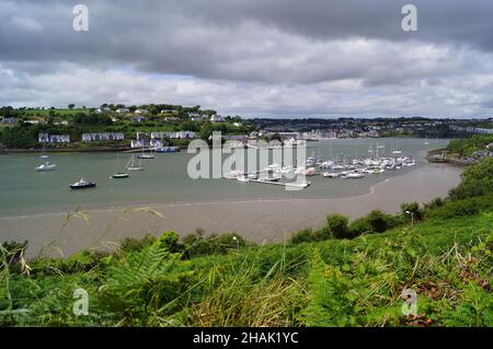 Ein Panoramablick auf den Hafen von Kinsale und die Stadt in der Grafschaft Cork, Irland Stockfoto