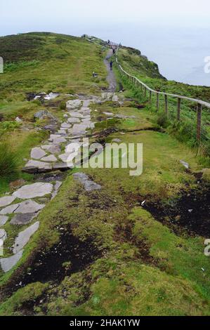 One man's Path in der Slieve League, den höchsten Klippen der Insel Irland Stockfoto