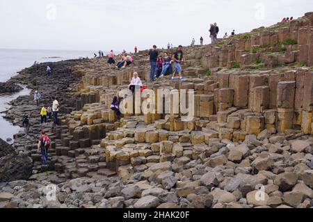 Bushmills, Nordirland: Besucher auf den Basaltsäulen des Giant's Causeway Stockfoto