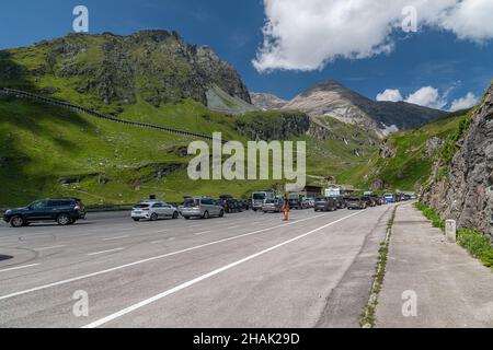 Blockabfertigung an der Großglockner Hochalpenstraße (Großglockner Straße) wegen Übertourismus im Sommer, Großgockner, Österreich Stockfoto