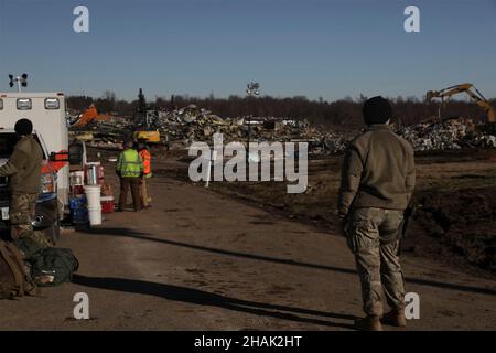 Mayfield, Vereinigte Staaten Von Amerika. 12th Dez 2021. Mayfield, Vereinigte Staaten von Amerika. 12. Dezember 2021. Die National Guardsmen der US Army sehen die Nachwirkungen von verheerenden Tornados, die über vier Staaten hinwegfegten und Gebäude zerstörten und Dutzende am 12. Dezember 2021 in Mayfield, Kentucky, töteten. Kredit: Spc. Brett Hornback/USA Army/Alamy Live News Stockfoto