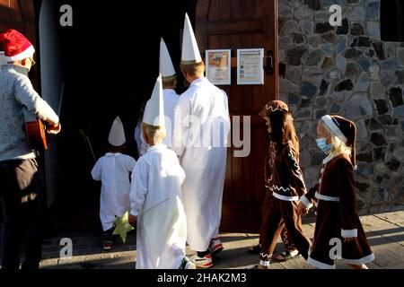 Santa Cruz De Teneriffa, Spanien. 13th Dez 2021. Der Santa Lucia Tag wird in der Schwedischen Kirche Los Cristianos in Santa Cruz de Teneriffa, Spanien, mit einer traditionellen Prozession am 13. Dezember 2021 gefeiert. (Foto von Mercedes Menendez/Pacific Press/Sipa USA) Quelle: SIPA USA/Alamy Live News Stockfoto