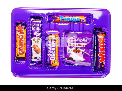 Norwich, Norfolk, Großbritannien – Dezember 2021. Nahaufnahme der verschiedenen Cadbury-Schokoriegel, die in der Auswahlbox für Weihnachten 2021 von Cadbury enthalten sind. Ich ausschneiden Stockfoto