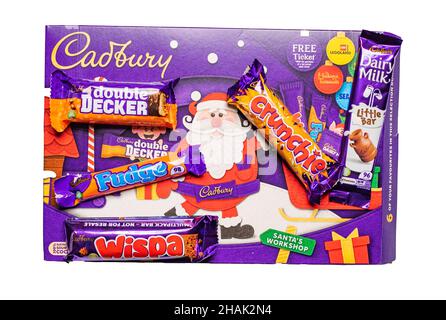 Norwich, Norfolk, Großbritannien – Dezember 2021. Nahaufnahme der verschiedenen Cadbury-Schokoriegel, die in der Auswahlbox für Weihnachten 2021 von Cadbury enthalten sind. Ich ausschneiden Stockfoto