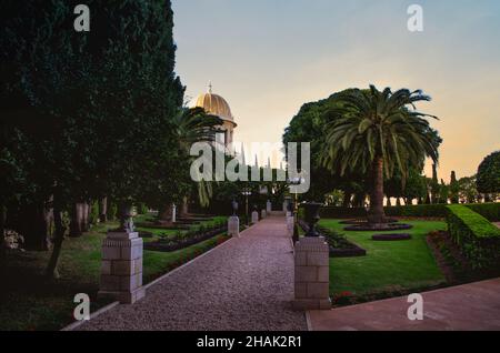 Schrein der Bab- und Bahai-Gärten an den Hängen des Karmel-Berges. Bahai World Center in Haifa, Israel. Stockfoto