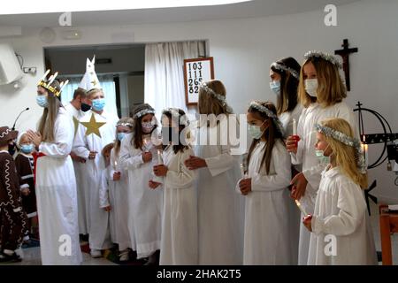 Santa Cruz De Teneriffa, Spanien. 13th Dez 2021. Der Santa Lucia Tag wird in der Schwedischen Kirche Los Cristianos in Santa Cruz de Teneriffa, Spanien, mit einer traditionellen Prozession am 13. Dezember 2021 gefeiert. (Foto von Mercedes Menendez/Pacific Press/Sipa USA) Quelle: SIPA USA/Alamy Live News Stockfoto