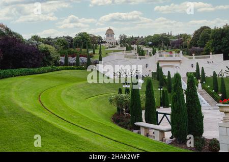 Schrein der Bab- und Bahai-Gärten an den Hängen des Karmel-Berges. Bahai World Center in Haifa, Israel. Stockfoto