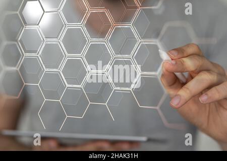 Person, die einen Eingabestift in der Nähe eines 3D gerenderten Netzwerks hält Stockfoto