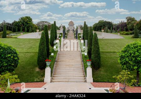 Schrein der Bab- und Bahai-Gärten an den Hängen des Karmel-Berges. Bahai World Center in Haifa, Israel. Stockfoto