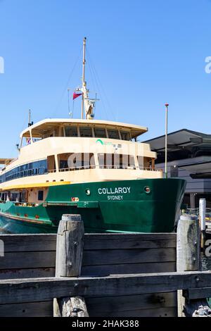 Die Sydney-Fähre namens Collaroy ist nach dem lokalen Strand benannt, eine Süsswasserfähre der Sydney-Klasse, die an der Fähranlegestelle am Circular Quay, Sydney, Australien, liegt Stockfoto