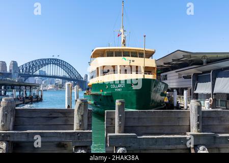 Die Sydney-Fähre namens Collaroy ist nach dem lokalen Strand benannt, eine Süsswasserfähre der Sydney-Klasse, die an der Fähranlegestelle am Circular Quay, Sydney, Australien, liegt Stockfoto