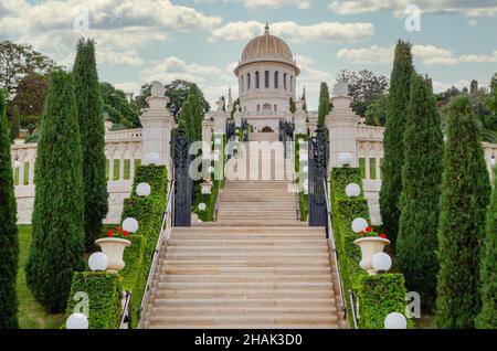 Schrein der Bab- und Bahai-Gärten an den Hängen des Karmel-Berges. Bahai World Center in Haifa, Israel. Stockfoto