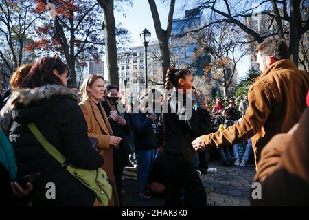 New York, New York, USA. 13th Dez 2021. Der britische Popstar Joy Crookes geht am Montag zum Union Square, um dort ein Pop-up-Konzert zu besuchen. Die 23-jährige Singer-Songwriterin veröffentlichte Anfang des Jahres ihr Debütalbum „Skin“. Mansura Khanam/Alamy Live News Stockfoto