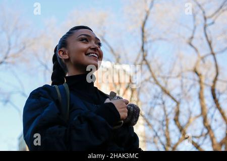 New York, New York, USA. 13th Dez 2021. Der britische Popstar Joy Crookes tritt am Montag bei einem Pop-up-Konzert vor einer Menschenmenge am Union Square auf. Die 23-jährige Singer-Songwriterin veröffentlichte Anfang des Jahres ihr Debütalbum „Skin“. Mansura Khanam/Alamy Live News Stockfoto