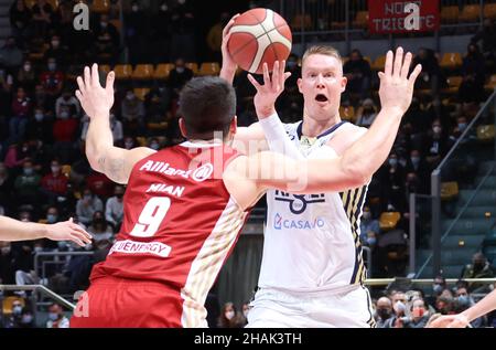 Robin Benzing (Fortitudo Kigili Bologna) während der Serie A1 italienischen LBA Basketball-Meisterschaft Spiel Kigili Fortitudo Bologna gegen. Allianz Pallacanestro Trieste im Sportpalast Paladozza - Bologna, 13. Dezember 2021 - Foto: Michele Nucci Stockfoto