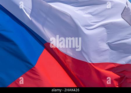 Teil der tschechischen Nationalflagge winkt, Nahaufnahme. Tschechische Republik, CZ Stockfoto