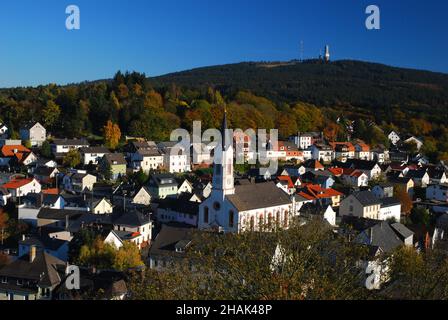 Blick von Fort Reifenberg auf Schmitten Oberreifenberg und den Feldberg im Taunusgebirge Hessen an Einem schönen Herbsttag mit Einem Cle Stockfoto