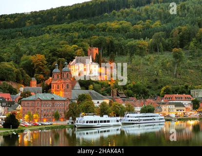 Blick vom Main auf das hell erleuchtete Fort Mildenburg in Miltenberg am Main bei Dusk Bavaria Deutschland an Einem schönen Herbsttag Stockfoto