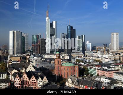 Skyline der Bankerstadt mit der berühmten Paulskirche im Vordergrund in Frankfurt am Main Hessen Deutschland an Einem schönen Herbsttag mit Einem Stockfoto