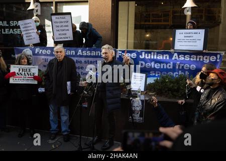 New York, Usa. 13th Dez 2021. Der englische Songwriter Roger Waters sprach sich dafür aus, dass alle Anklagen gegen Julian Assange fallen gelassen werden. Am 13. Dezember 2021 versammelten sich Aktivisten vor dem britischen Konsulat in Midtown Manhattan und forderten die britische Regierung und den Präsidenten Joe Biden auf, den Auslieferungsprozess des WikiLeaks-Verlegers Julian Assange zu stoppen. Ein britisches Gericht hat entschieden, dass der umkämpfte Assange an die USA ausgeliefert werden kann, wo er nach dem Spionagegesetz angeklagt wird, das zu jahrzehntelanger Gefängnisstrafe führen könnte. (Foto von Nigrotime) Quelle: SIPA USA/Alamy Live News Stockfoto