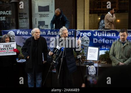 New York, Usa. 13th Dez 2021. Der englische Songwriter Roger Waters sprach sich dafür aus, dass alle Anklagen gegen Julian Assange fallen gelassen werden. Am 13. Dezember 2021 versammelten sich Aktivisten vor dem britischen Konsulat in Midtown Manhattan und forderten die britische Regierung und den Präsidenten Joe Biden auf, den Auslieferungsprozess des WikiLeaks-Verlegers Julian Assange zu stoppen. Ein britisches Gericht hat entschieden, dass der umkämpfte Assange an die USA ausgeliefert werden kann, wo er nach dem Spionagegesetz angeklagt wird, das zu jahrzehntelanger Gefängnisstrafe führen könnte. (Foto von Nigrotime) Quelle: SIPA USA/Alamy Live News Stockfoto