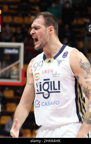 Während der Serie A1 italienischen LBA Basketball-Meisterschaft Spiel Kigili Fortitudo Bologna vs. Allianz Pallacanestro Trieste im Sportpalast Paladozza - Bologna, 13. Dezember 2021 - Foto: Michele Nucci Stockfoto