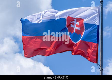 Slowakische Nationalflagge winkt auf blauem Himmel Hintergrund. Slowakische Republik, SK Stockfoto