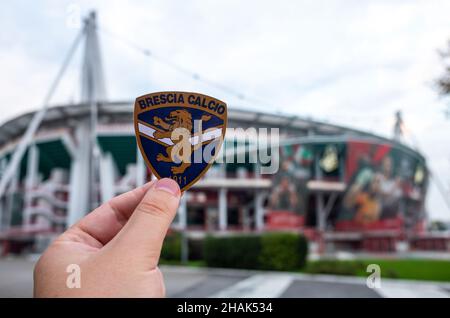 30. August 2021, Brescia, Italien. Das Emblem des Fußballvereins Brescia Calcio vor dem Hintergrund eines modernen Stadions. Stockfoto